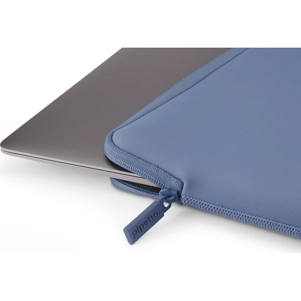 Pipetto-Classic-Fit-Sleeve-pouzdro-pro-MacBook-Neo-13-fialove