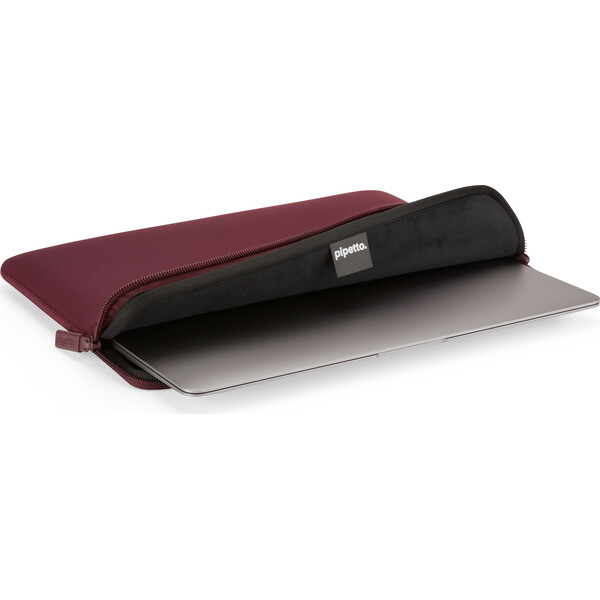 Pipetto-Classic-Fit-Sleeve-pouzdro-pro-MacBook-Neo-13-burgundy