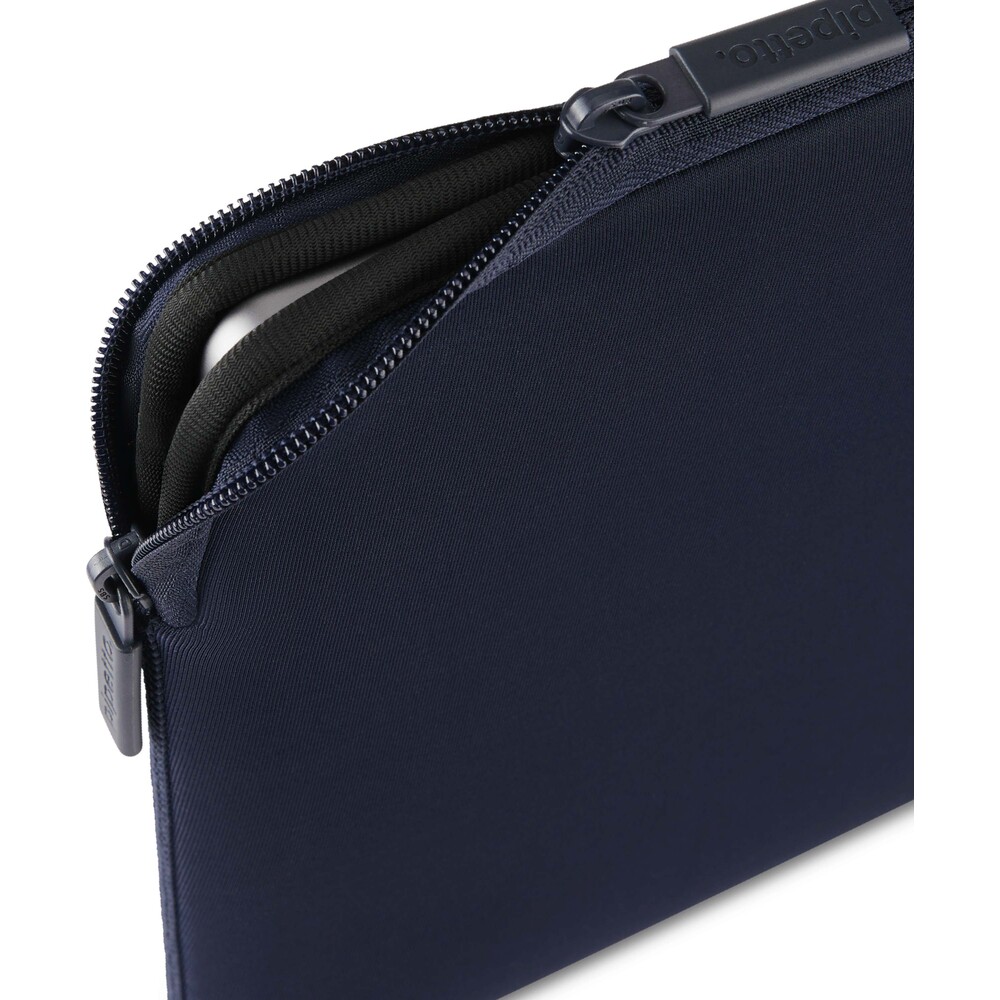 Pipetto-Classic-Fit-Sleeve-pouzdro-pro-MacBook-Neo-13-tmave-modre