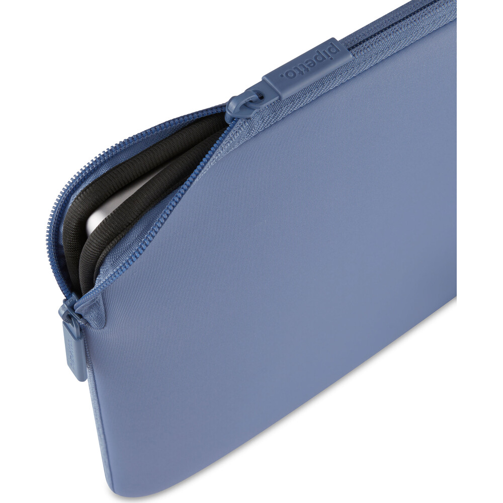 Pipetto-Classic-Fit-Sleeve-pouzdro-pro-MacBook-Neo-13-fialove