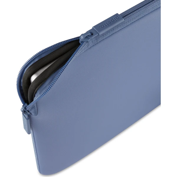 Pipetto-Classic-Fit-Sleeve-pouzdro-pro-MacBook-Neo-13-fialove