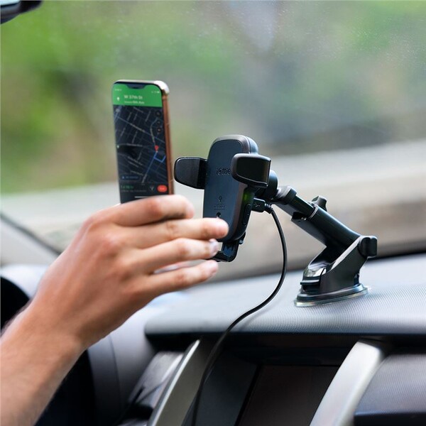 iOttie-AutoSense-Wireless-Dash-Mount-drzak-na-pablubni-desku-s-nabijenim