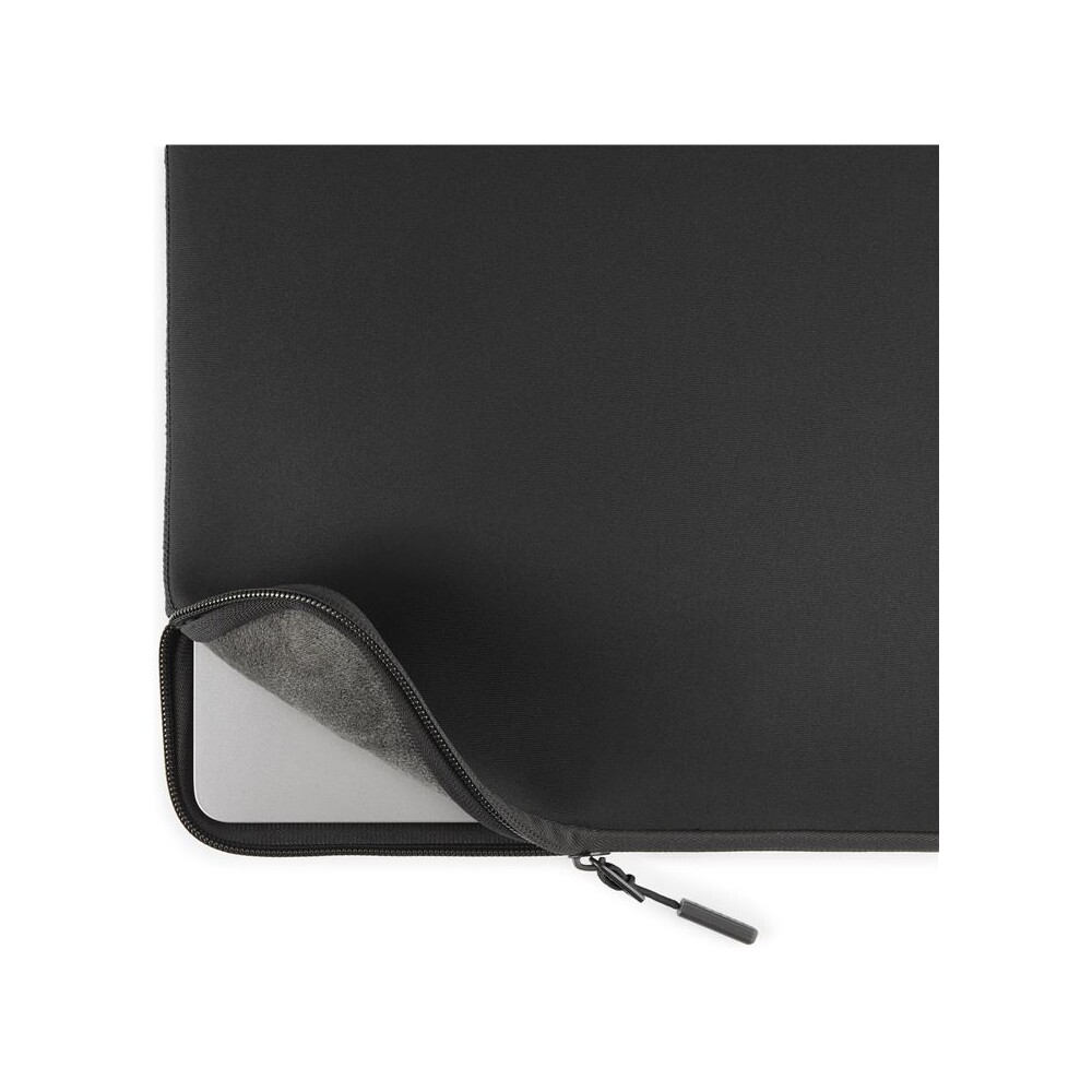 Pipetto-Classic-Fit-Sleeve-pouzdro-pro-Macbook-Air-15-cerne