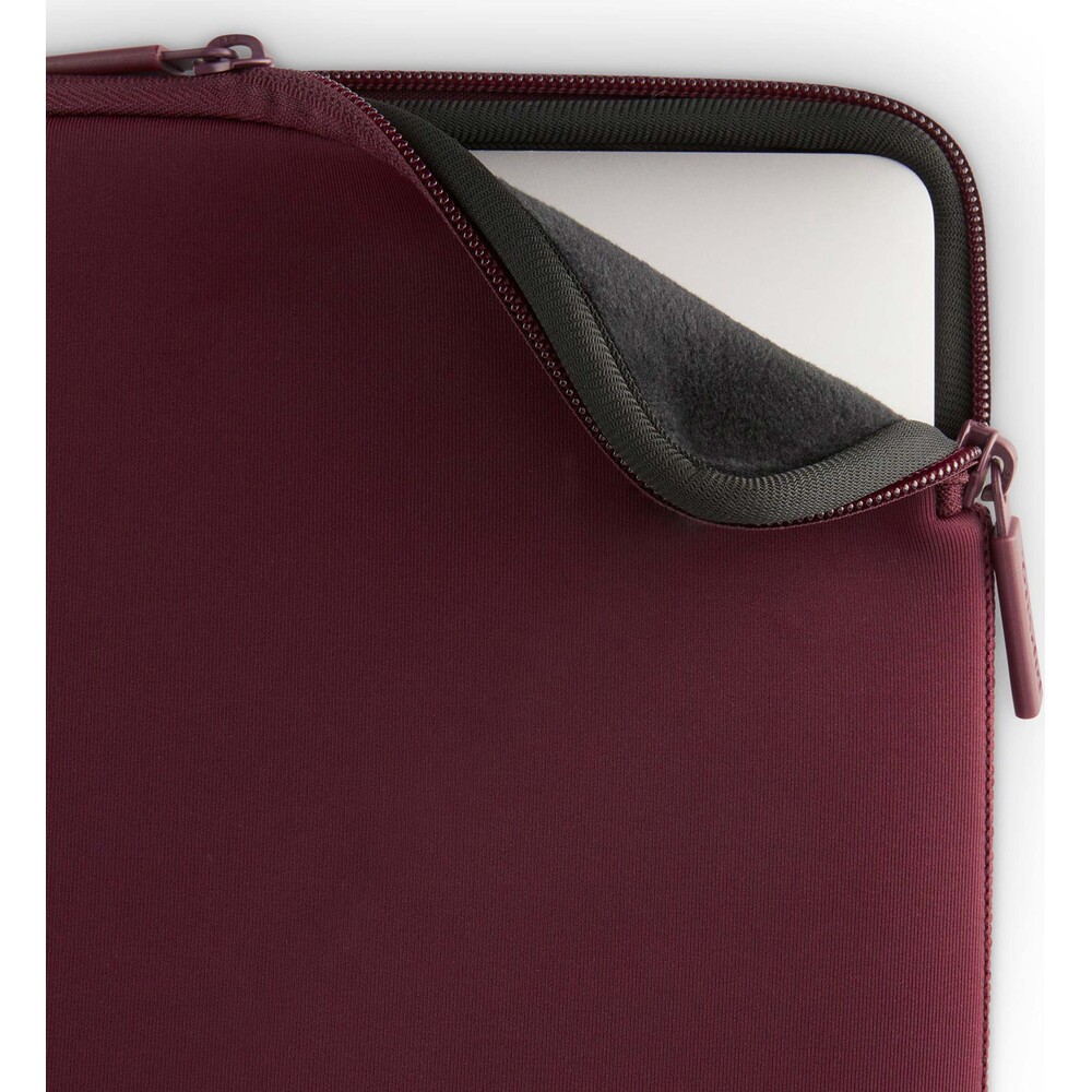 Pipetto-Classic-Fit-Sleeve-pouzdro-pro-MacBook-Neo-13-burgundy