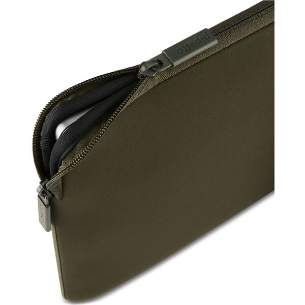 Pipetto-Classic-Fit-Sleeve-pouzdro-pro-MacBook-14-13-tmave-zelene