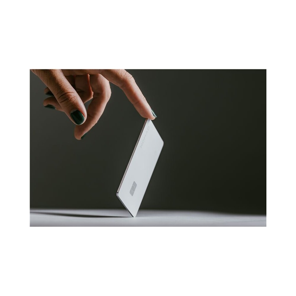 Nomad-Tracking-Card-Pro-lokator-s-Apple-Find-My-a-MagSafe-bily