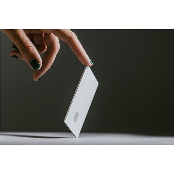 Nomad-Tracking-Card-Pro-lokator-s-Apple-Find-My-a-MagSafe-bily