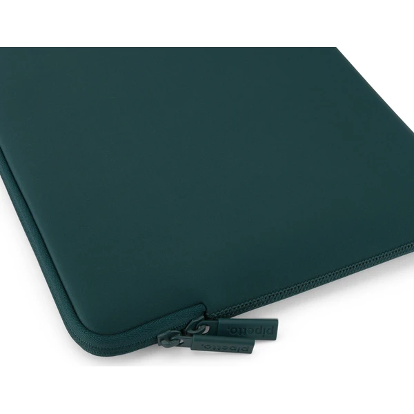 Pipetto-Classic-Fit-Sleeve-pouzdro-pro-MacBook-Neo-13-modrozelene