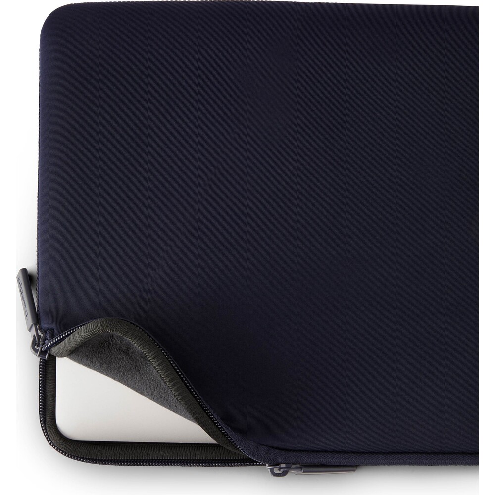 Pipetto-Classic-Fit-Sleeve-pouzdro-pro-MacBook-Neo-13-tmave-modre