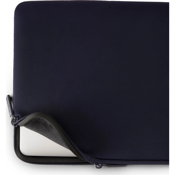 Pipetto-Classic-Fit-Sleeve-pouzdro-pro-MacBook-Neo-13-tmave-modre