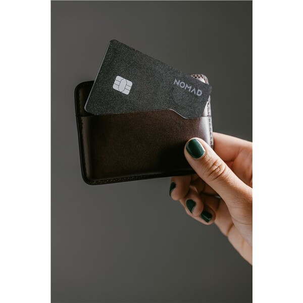 Nomad-Tracking-Card-Pro-lokator-s-Apple-Find-My-a-MagSafe-cerny
