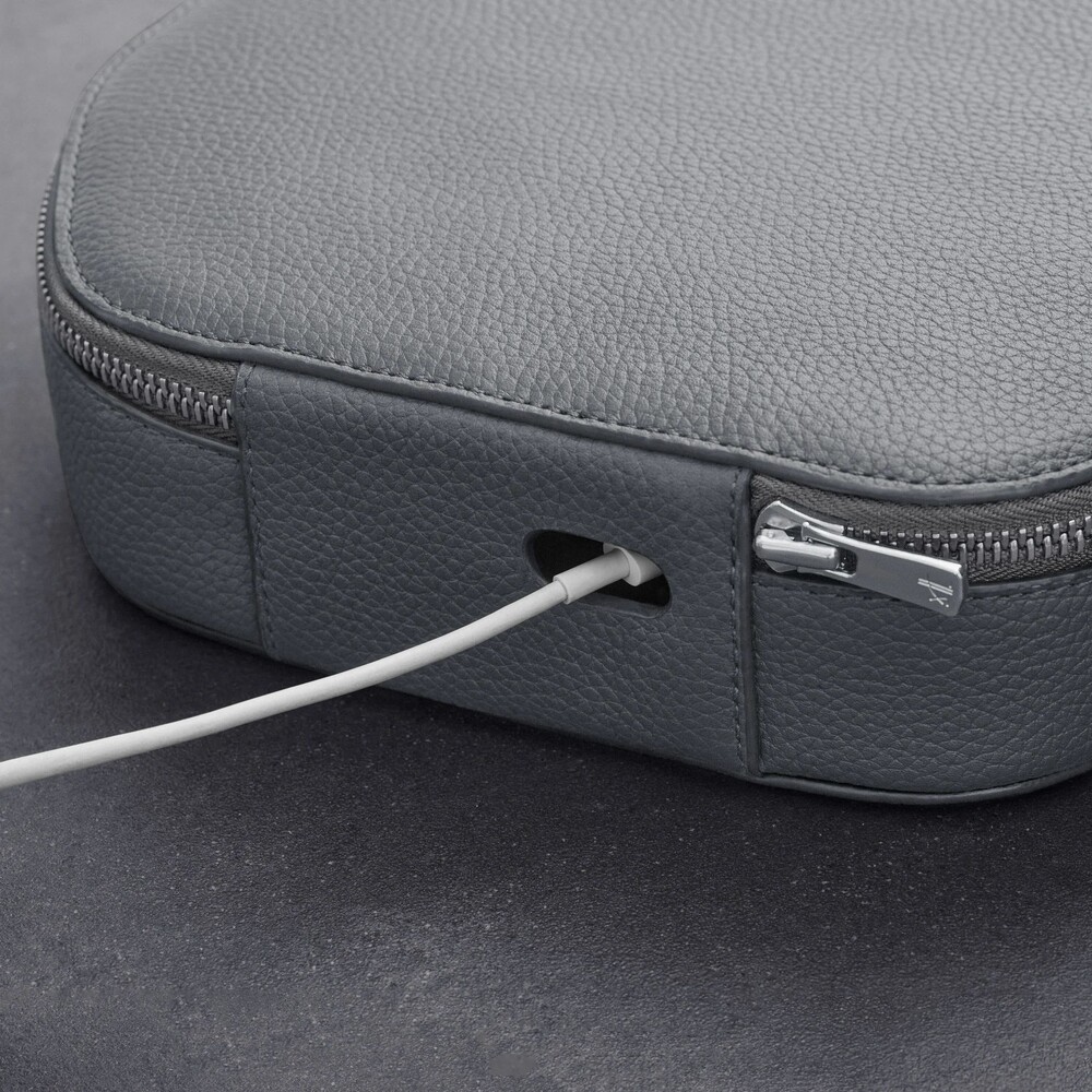 Woolnut-Leather-kozene-pouzdro-pro-AirPods-Max-sede