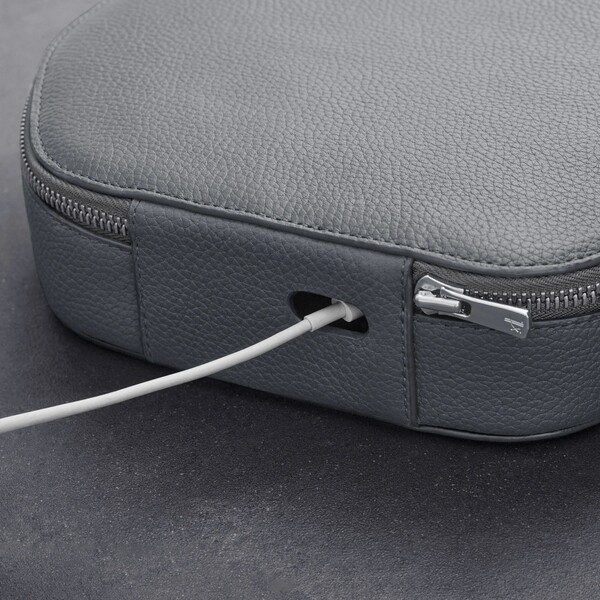 Woolnut-Leather-kozene-pouzdro-pro-AirPods-Max-sede
