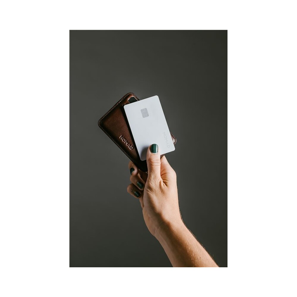 Nomad-Tracking-Card-Pro-lokator-s-Apple-Find-My-a-MagSafe-bily