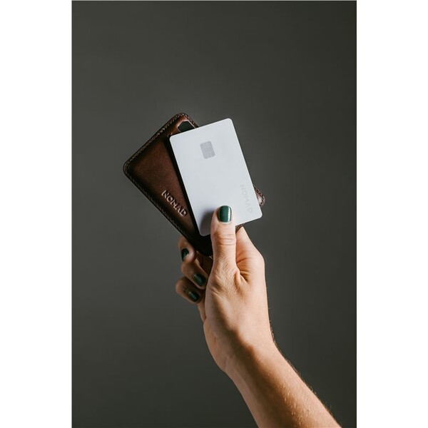 Nomad-Tracking-Card-Pro-lokator-s-Apple-Find-My-a-MagSafe-bily