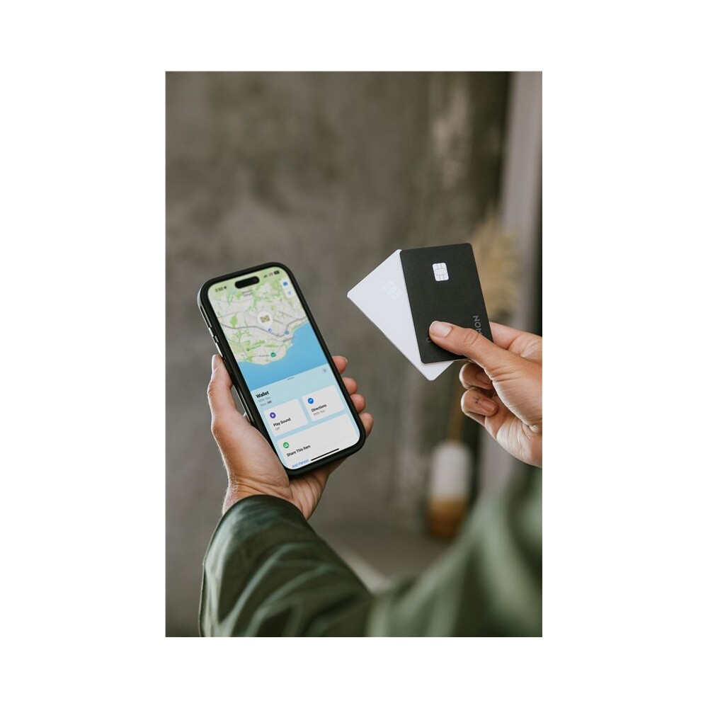 Nomad-Tracking-Card-Pro-lokator-s-Apple-Find-My-a-MagSafe-bily