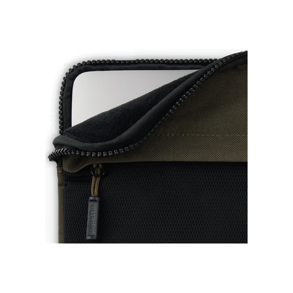 Pipetto-Expand-Sleeve-pouzdro-MacBook-Pro-14-MacBook-Air-13-6-tmave-zelene
