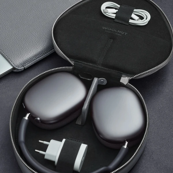 Woolnut-Leather-kozene-pouzdro-pro-AirPods-Max-sede