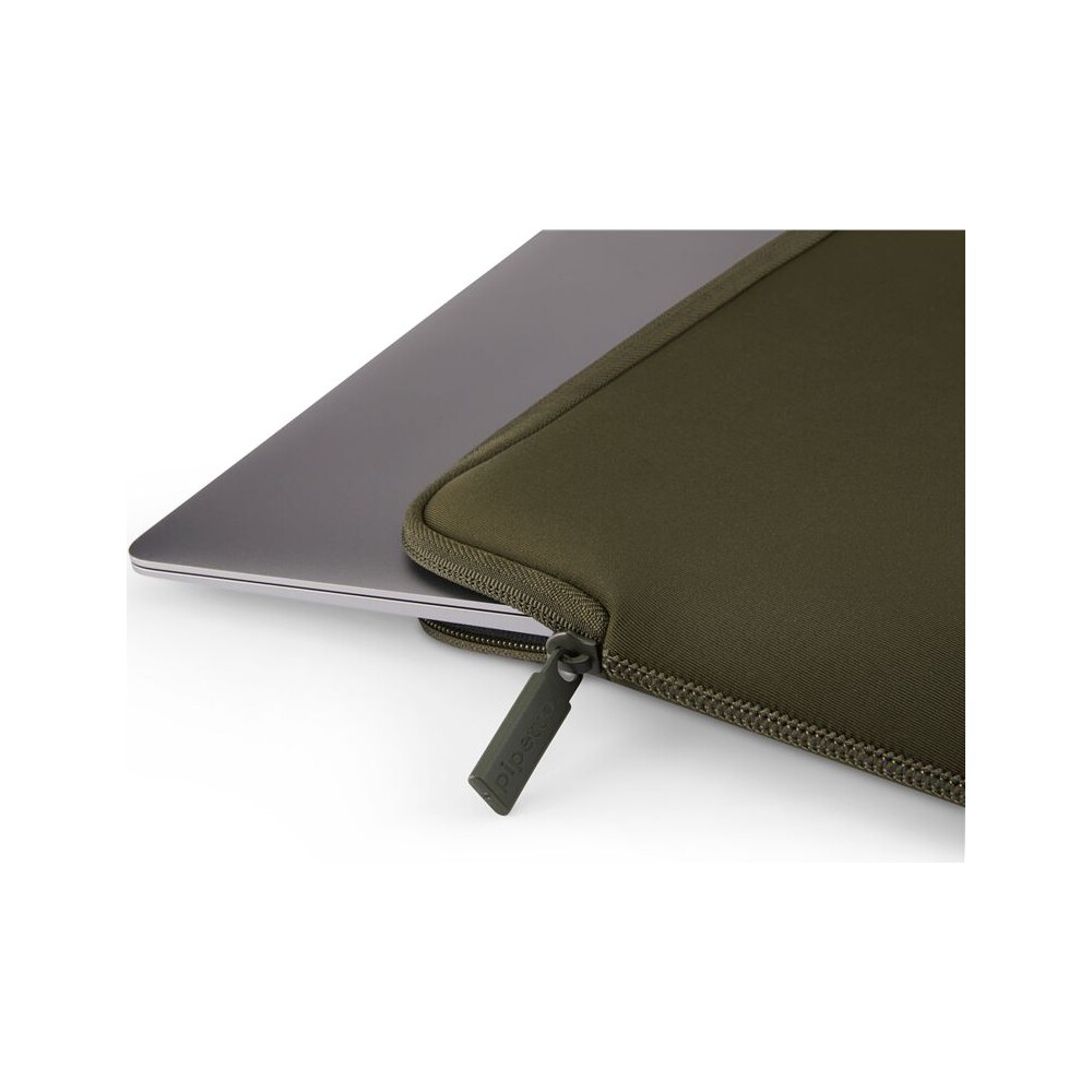 Pipetto-Classic-Fit-Sleeve-pouzdro-pro-MacBook-14-13-tmave-zelene