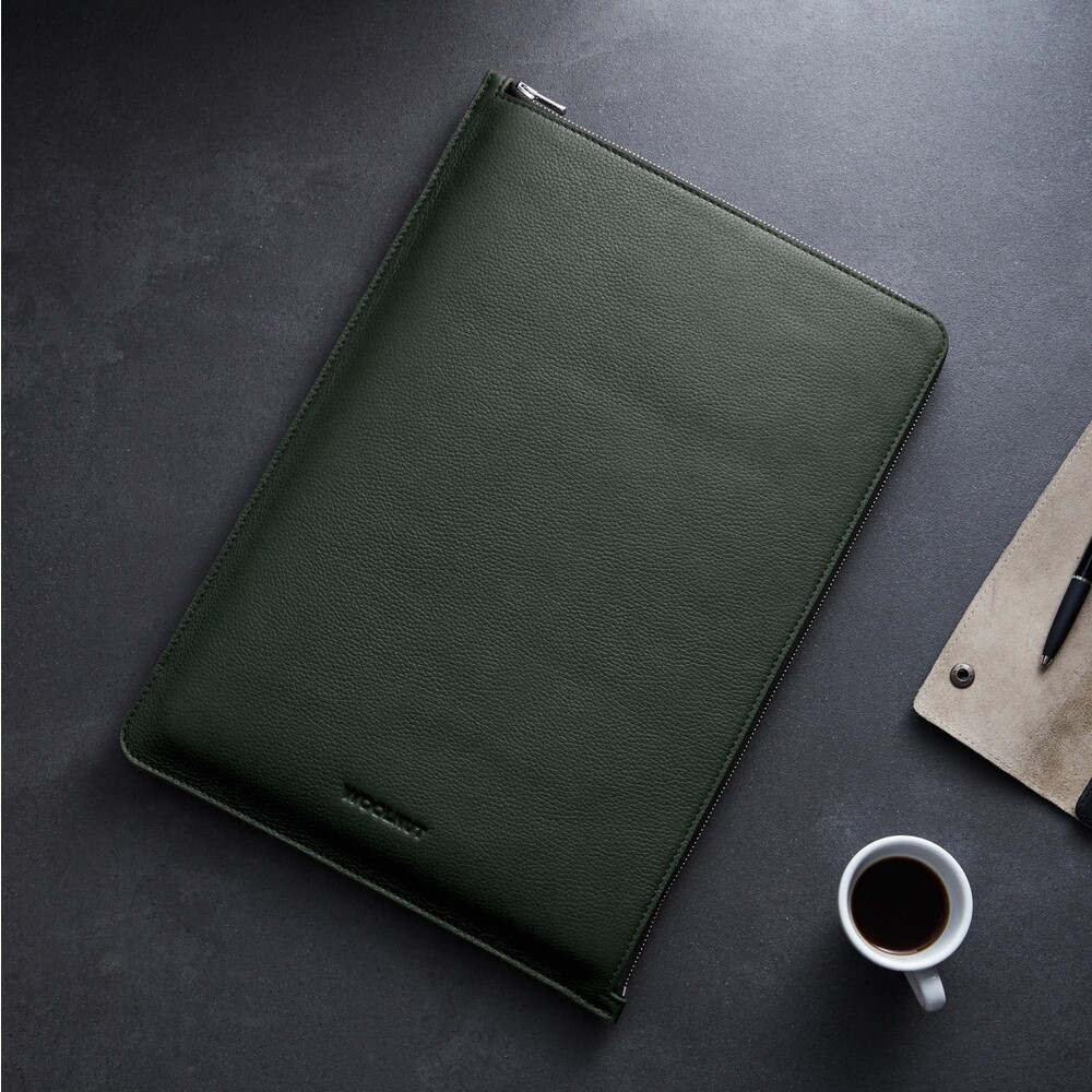 Woolnut-Leather-Folio-kozene-pouzdro-MacBook-Pro-16-tmave-zelene
