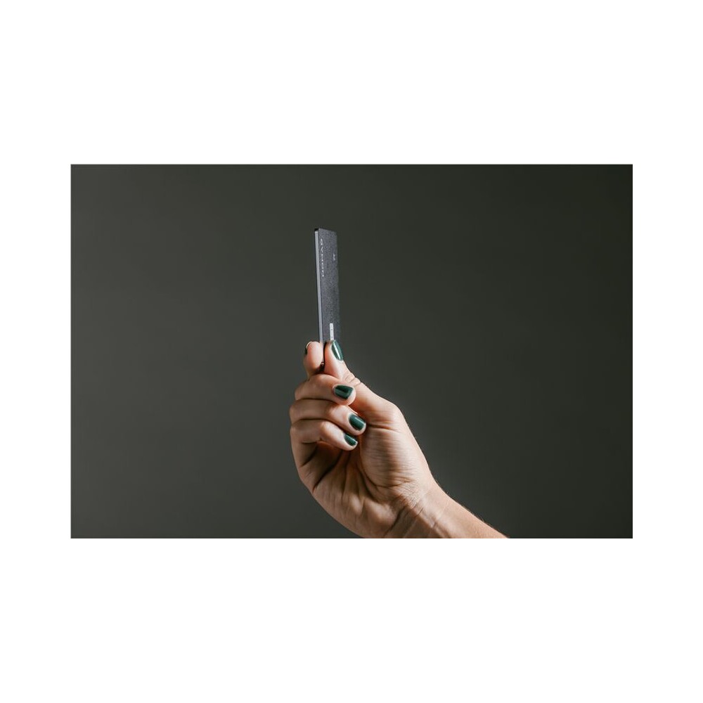 Nomad-Tracking-Card-Pro-lokator-s-Apple-Find-My-a-MagSafe-cerny