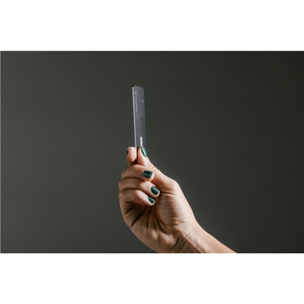 Nomad-Tracking-Card-Pro-lokator-s-Apple-Find-My-a-MagSafe-cerny
