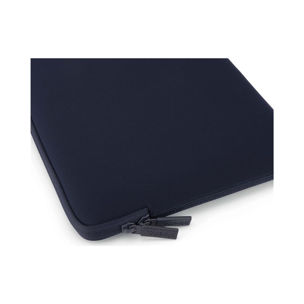 Pipetto-Classic-Fit-Sleeve-V2-pouzdro-pro-MacBook-14-13-tmave-modre