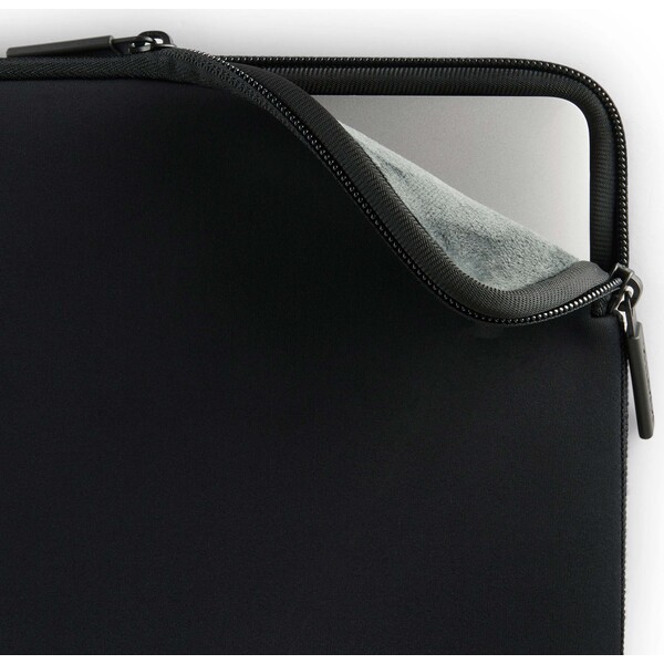 Pipetto-Classic-Fit-Sleeve-pouzdro-pro-MacBook-Neo-13-cerne