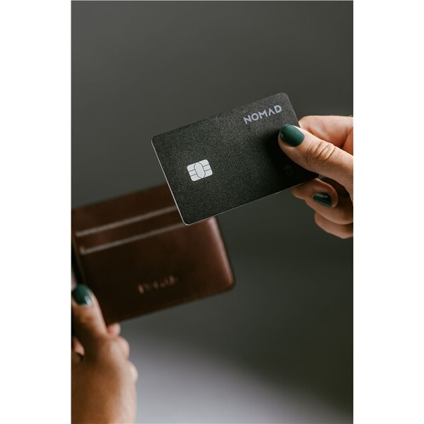 Nomad-Tracking-Card-Pro-lokator-s-Apple-Find-My-a-MagSafe-cerny