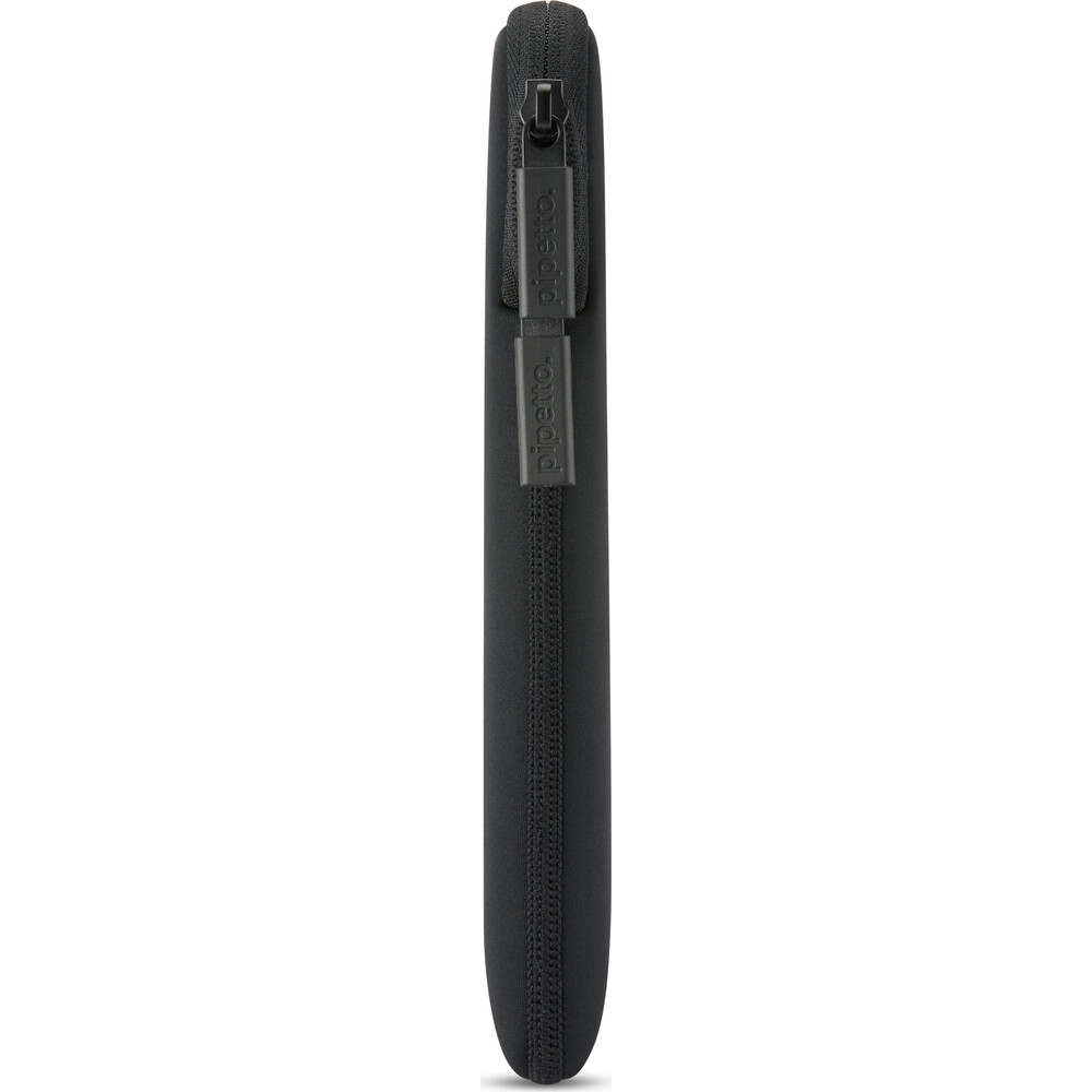 Pipetto-Classic-Fit-Sleeve-pouzdro-pro-MacBook-Neo-13-cerne