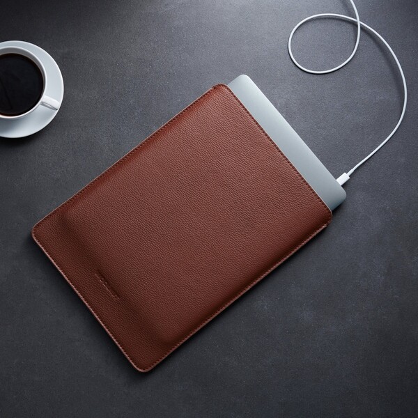 Woolnut-Leather-Sleeve-kozene-pouzdro-MacBook-Pro-13-MacBook-Air-13-hnede