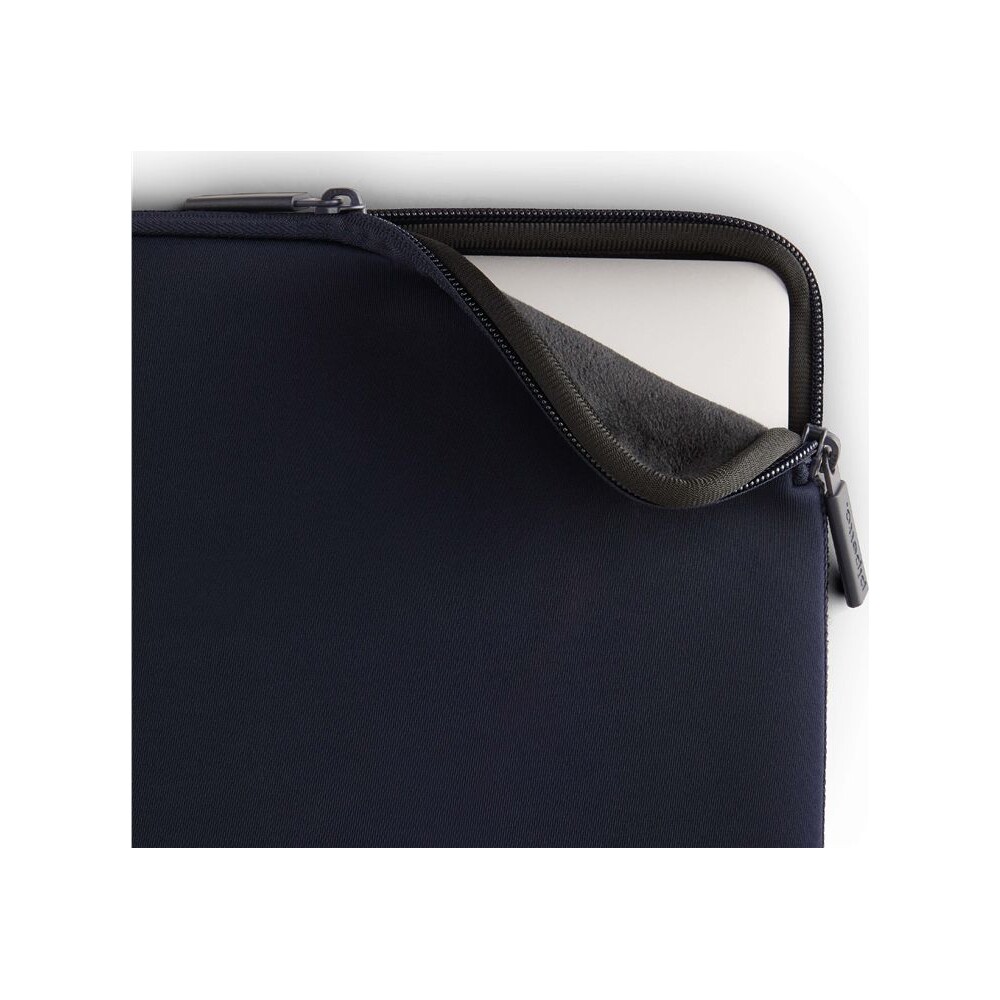 Pipetto-Classic-Fit-Sleeve-V2-pouzdro-pro-MacBook-14-13-tmave-modre
