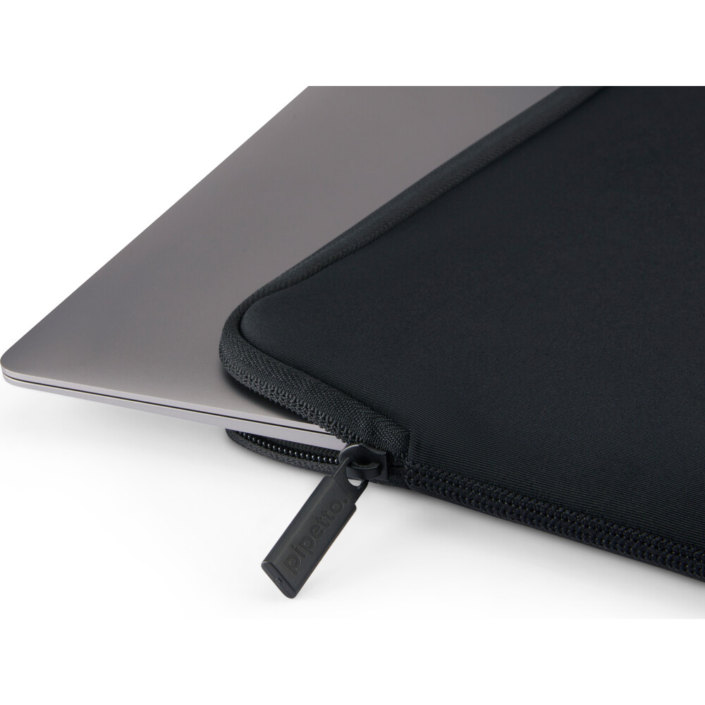 Pipetto-Classic-Fit-Sleeve-pouzdro-pro-MacBook-Neo-13-cerne