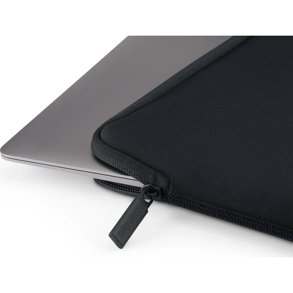 Pipetto-Classic-Fit-Sleeve-pouzdro-pro-MacBook-Neo-13-cerne
