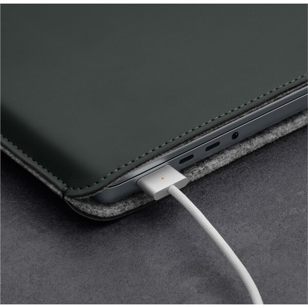 Woolnut-Coated-PU-Sleeve-pouzdro-pro-16-MacBook-Pro-tmave-zelene