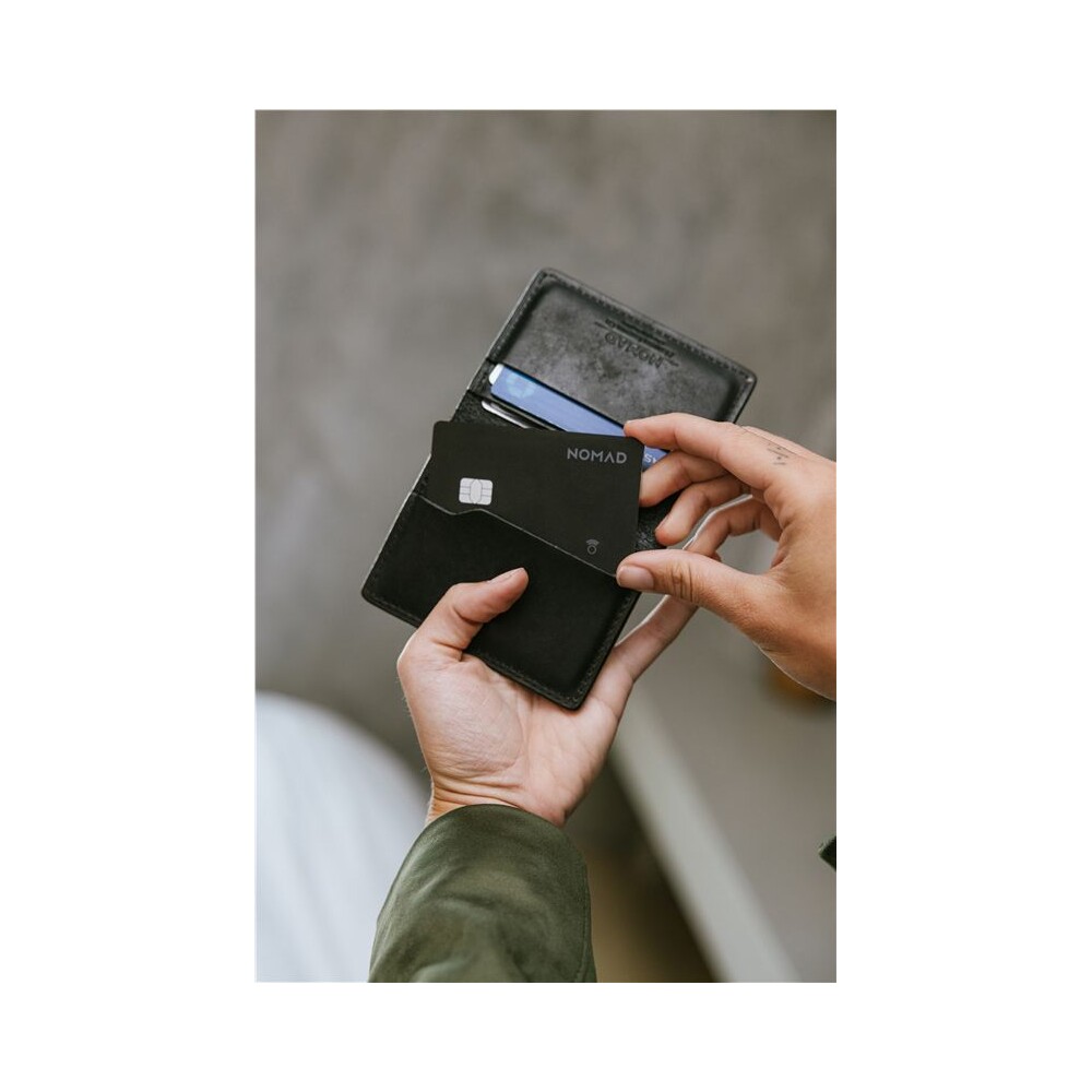 Nomad-Tracking-Card-Pro-lokator-s-Apple-Find-My-a-MagSafe-cerny