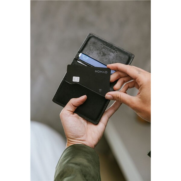 Nomad-Tracking-Card-Pro-lokator-s-Apple-Find-My-a-MagSafe-cerny