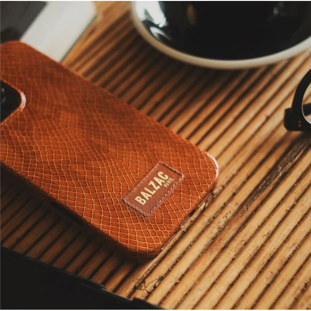 Native-Union-x-Balzac-Embossed-Cognac-MagSafe-kryt-iPhone-16