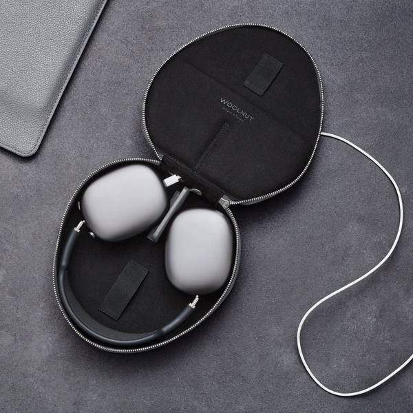 Woolnut-Leather-kozene-pouzdro-pro-AirPods-Max-sede