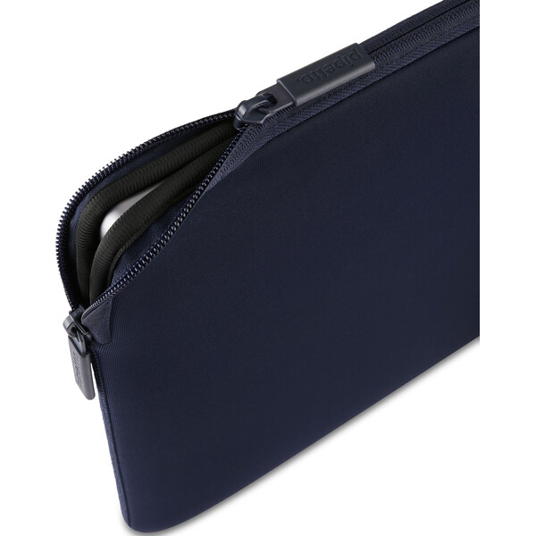 Pipetto-Classic-Fit-Sleeve-pouzdro-pro-MacBook-Neo-13-tmave-modre