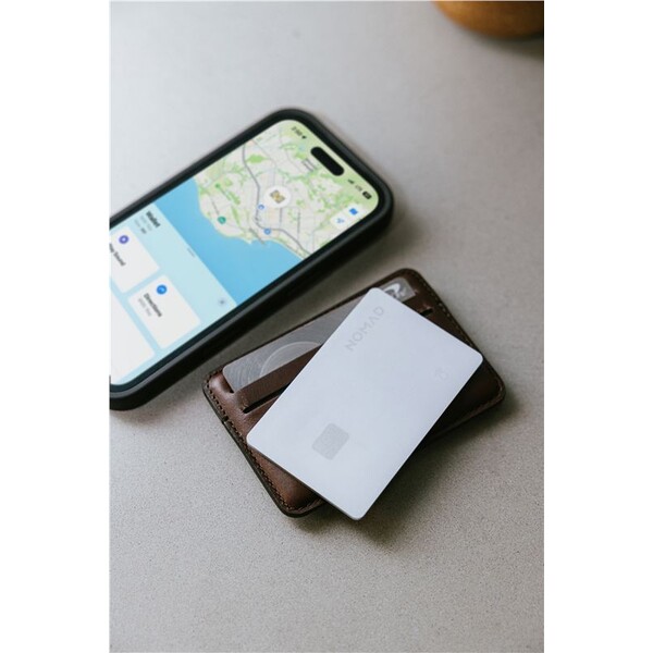 Nomad-Tracking-Card-Pro-lokator-s-Apple-Find-My-a-MagSafe-bily