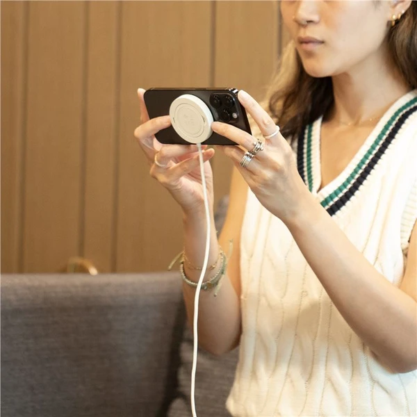 Native-Union-Snapstand-Qi2-MagSafe-bezdratova-nabijecka-seda