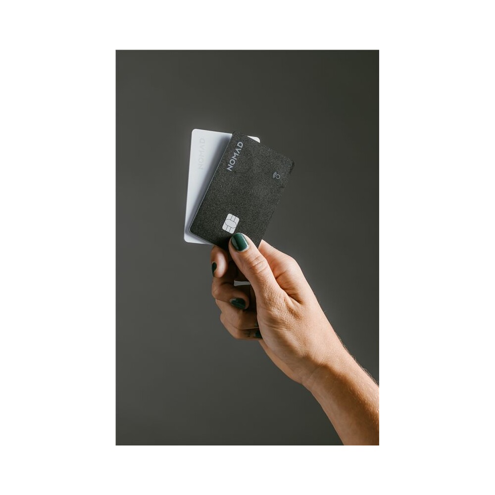 Nomad-Tracking-Card-Pro-lokator-s-Apple-Find-My-a-MagSafe-cerny