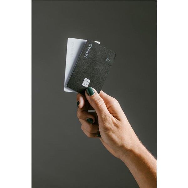 Nomad-Tracking-Card-Pro-lokator-s-Apple-Find-My-a-MagSafe-cerny