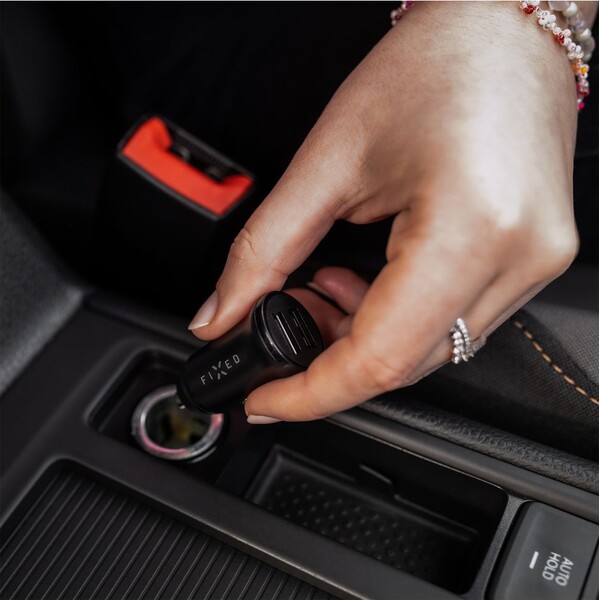 FIXED-autonabijecka-s-2xUSB-vystupem-15W-Smart-Rapid-Charge-cerna