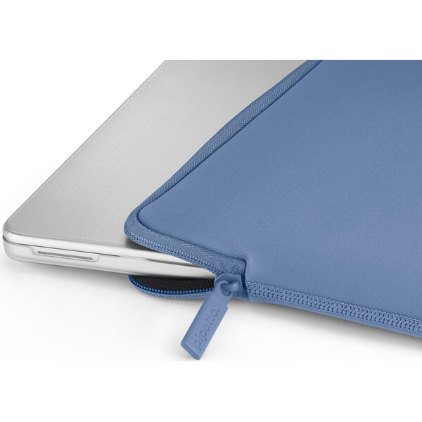 Pipetto-Classic-Fit-Sleeve-pouzdro-pro-MacBook-Neo-13-fialove