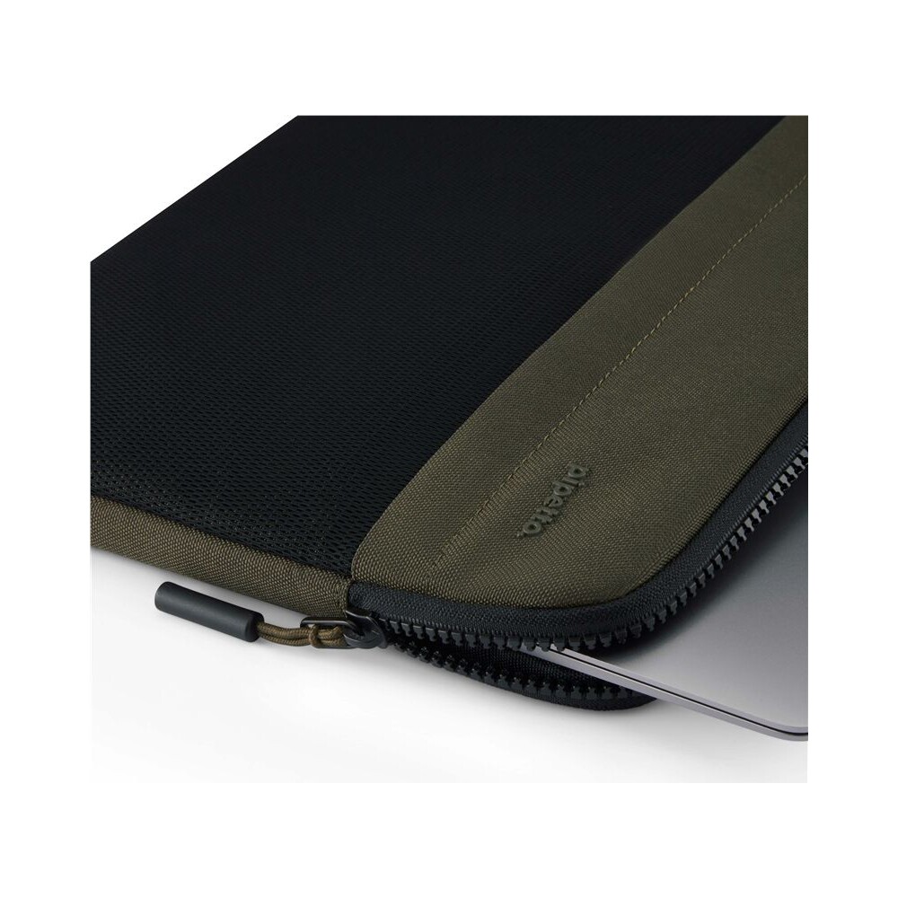 Pipetto-Expand-Sleeve-pouzdro-MacBook-Pro-14-MacBook-Air-13-6-tmave-zelene
