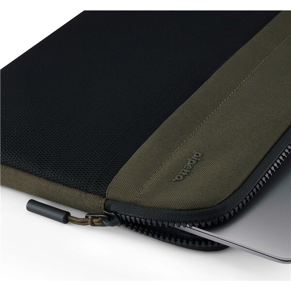 Pipetto-Expand-Sleeve-pouzdro-MacBook-Pro-14-MacBook-Air-13-6-tmave-zelene