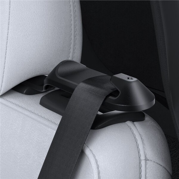 Spigen-Backseat-Seatbelt-Holder-drzak-bezpecnostniho-pasu-Tesla-Model-Y-cerny