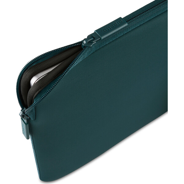 Pipetto-Classic-Fit-Sleeve-pouzdro-pro-MacBook-Neo-13-modrozelene